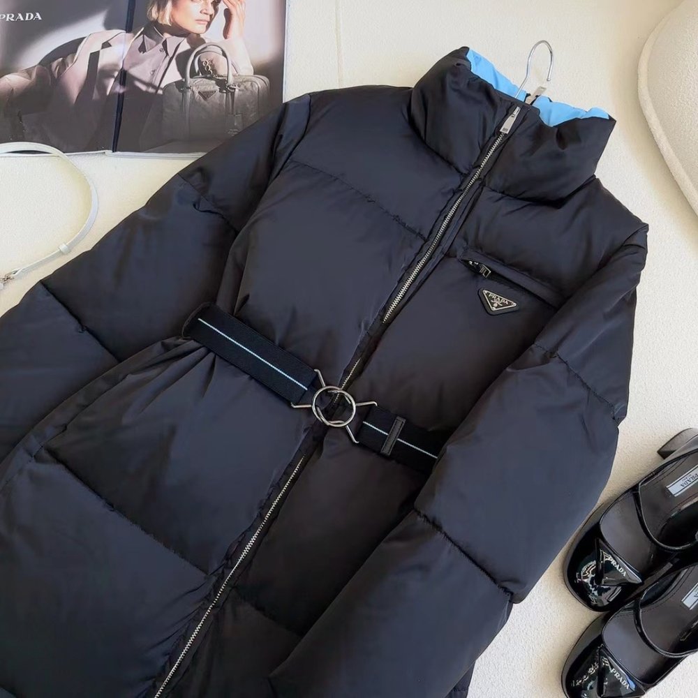 Пуховик средней длины с воротником-стойкой и поясом фото 2