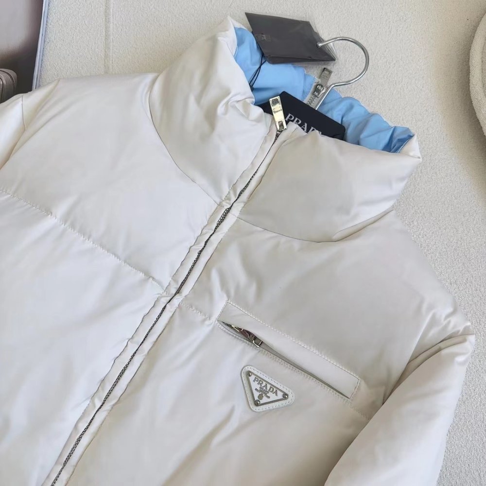 Пуховик средней длины с воротником-стойкой и поясом фото 3