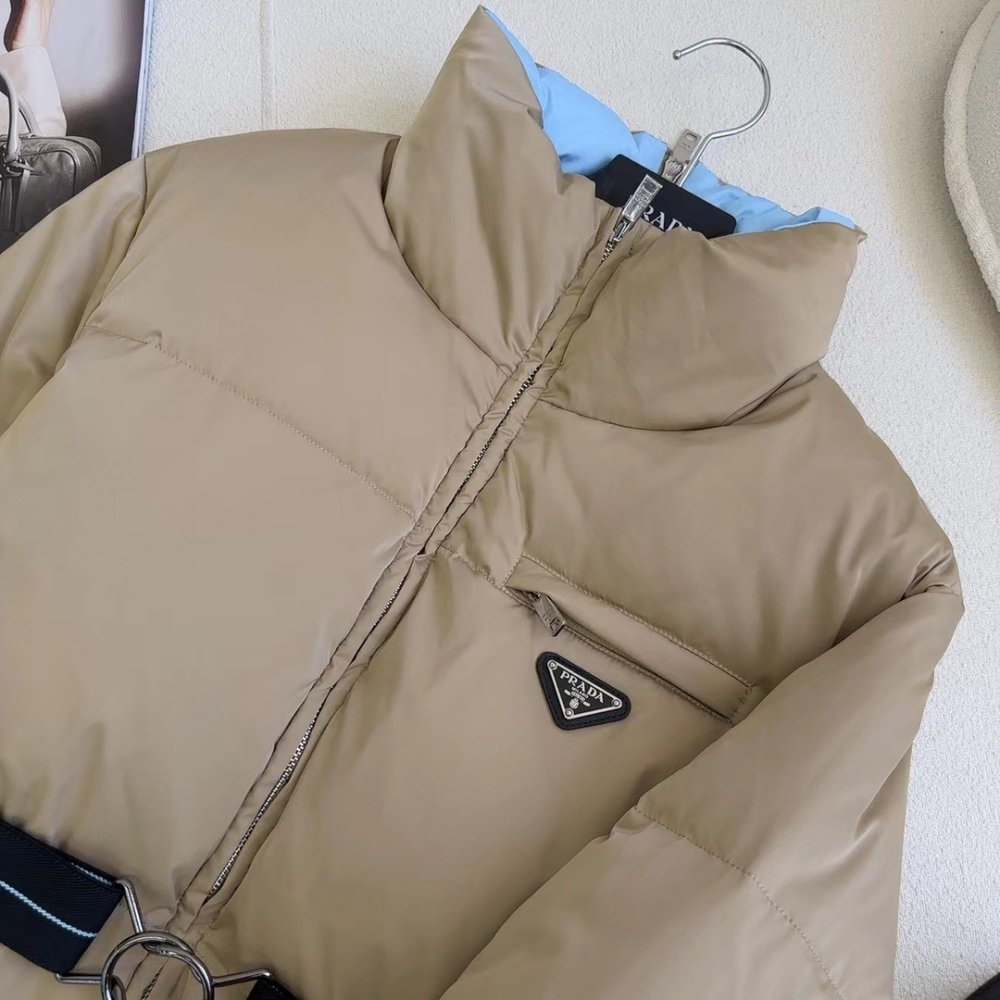 Пуховик средней длины с воротником-стойкой и поясом фото 3