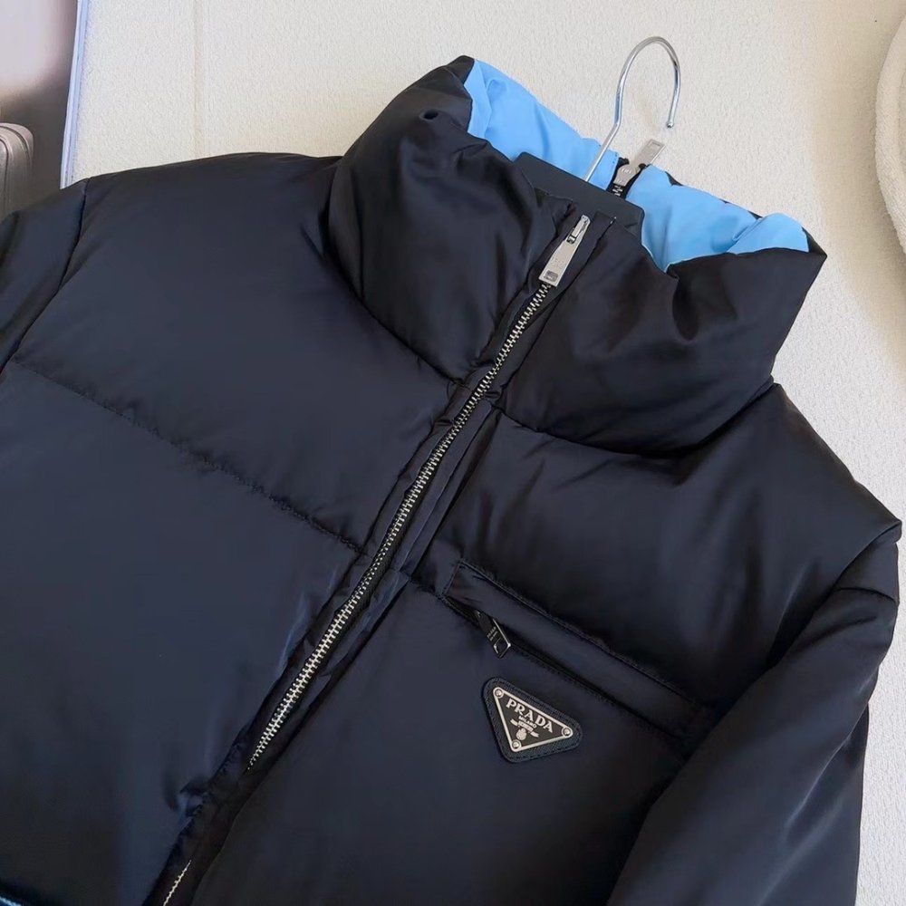 Пуховик средней длины с воротником-стойкой и поясом фото 3