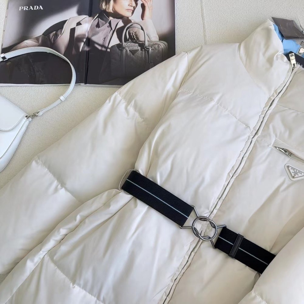 Пуховик средней длины с воротником-стойкой и поясом фото 4