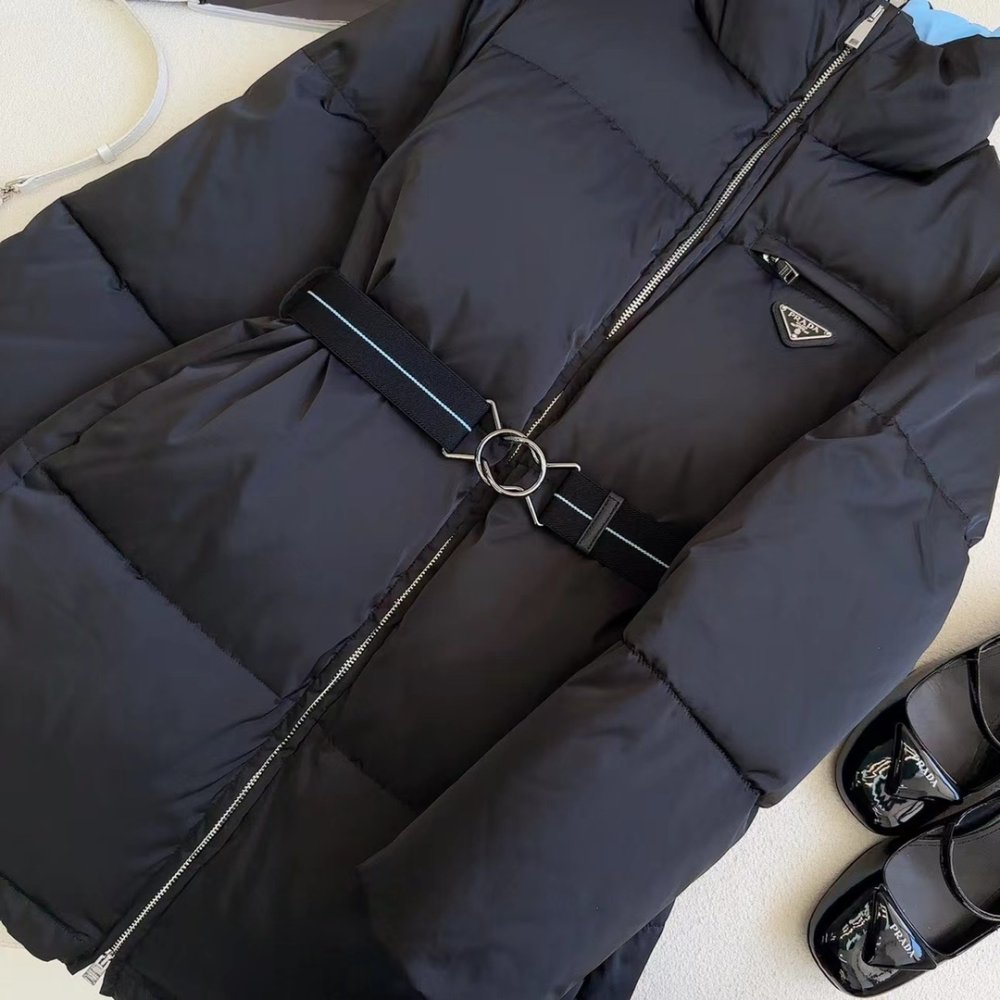 Пуховик средней длины с воротником-стойкой и поясом фото 4