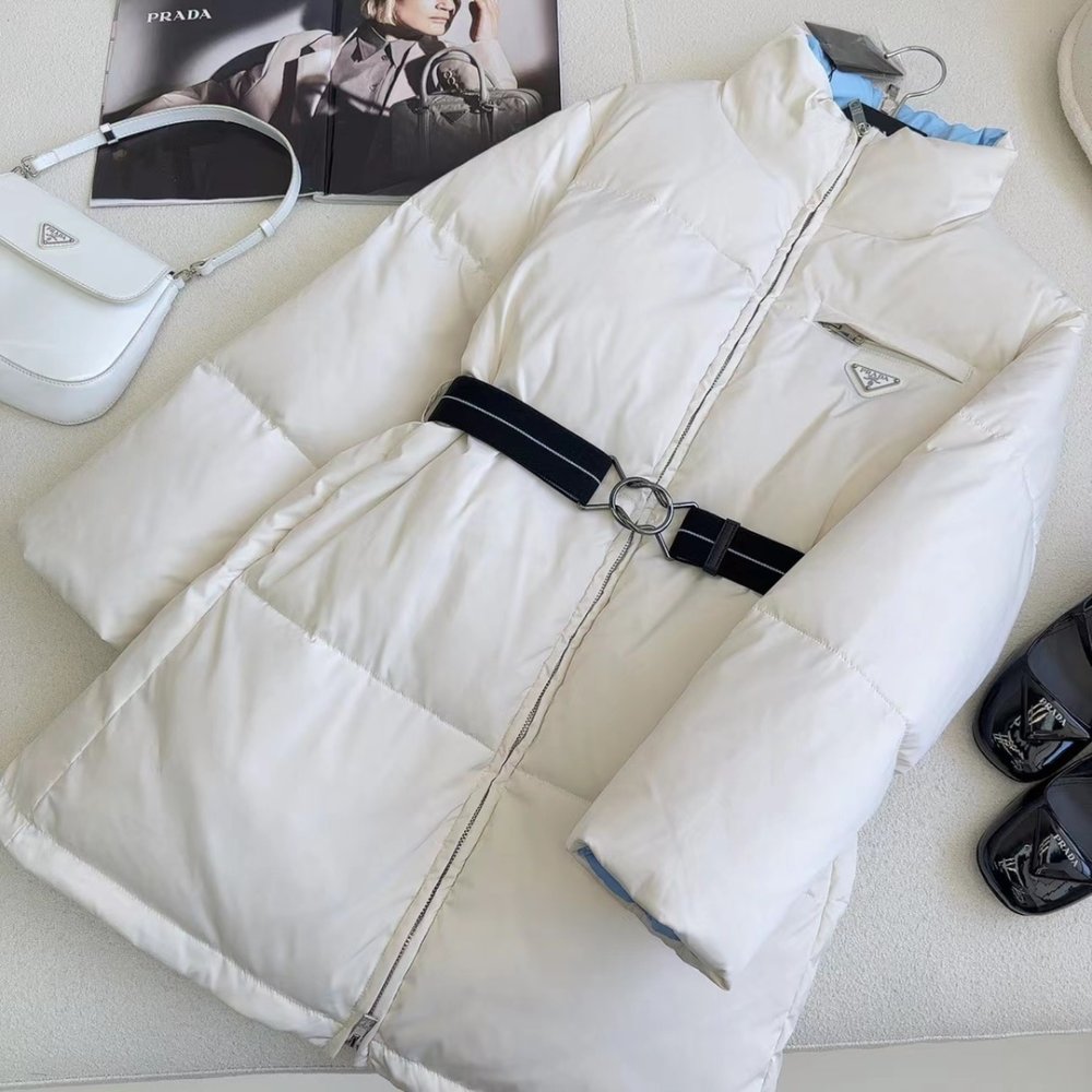 Пуховик средней длины с воротником-стойкой и поясом фото 5