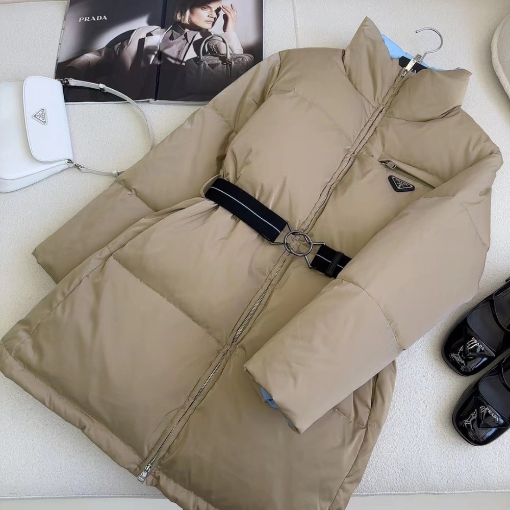 Пуховик средней длины с воротником-стойкой и поясом фото 5