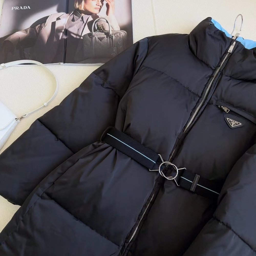 Пуховик средней длины с воротником-стойкой и поясом фото 5