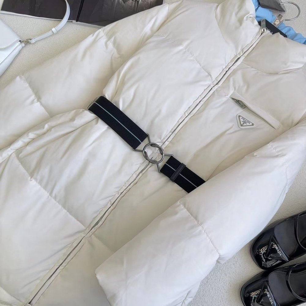Пуховик средней длины с воротником-стойкой и поясом фото 6