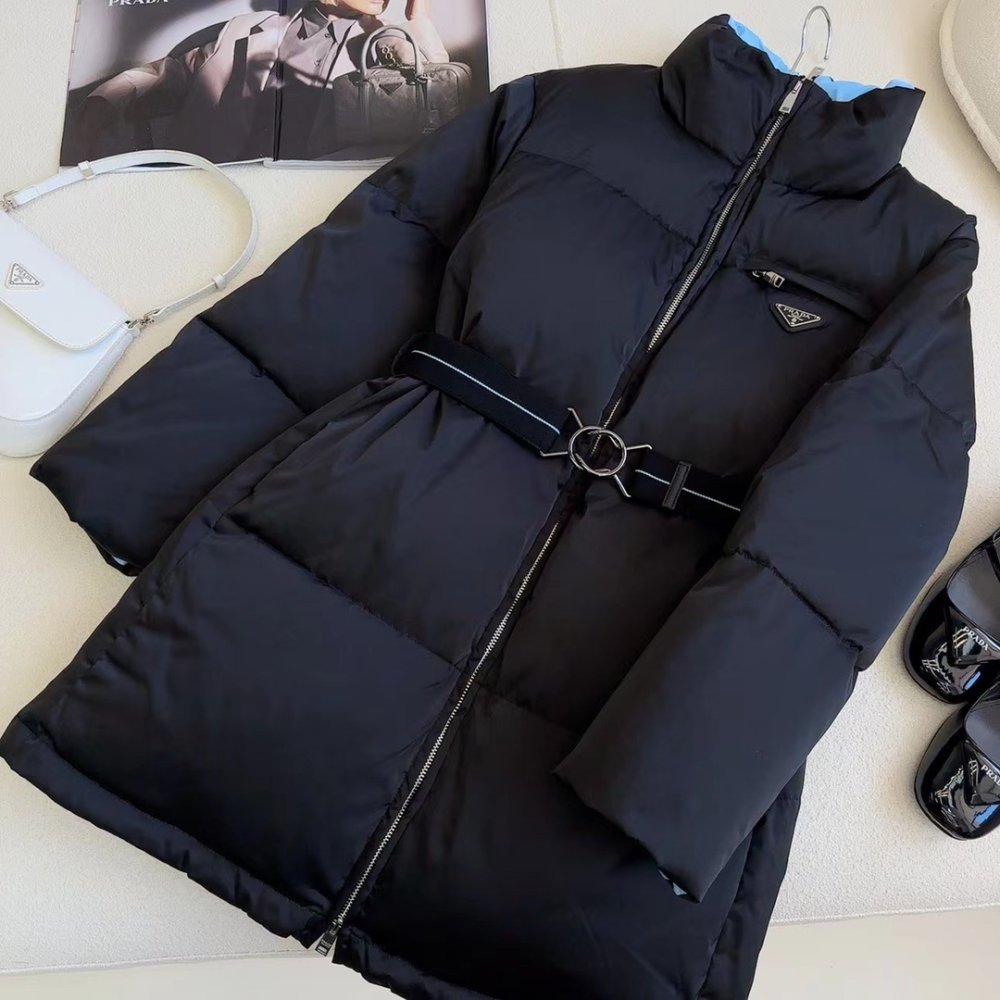 Пуховик средней длины с воротником-стойкой и поясом фото 6