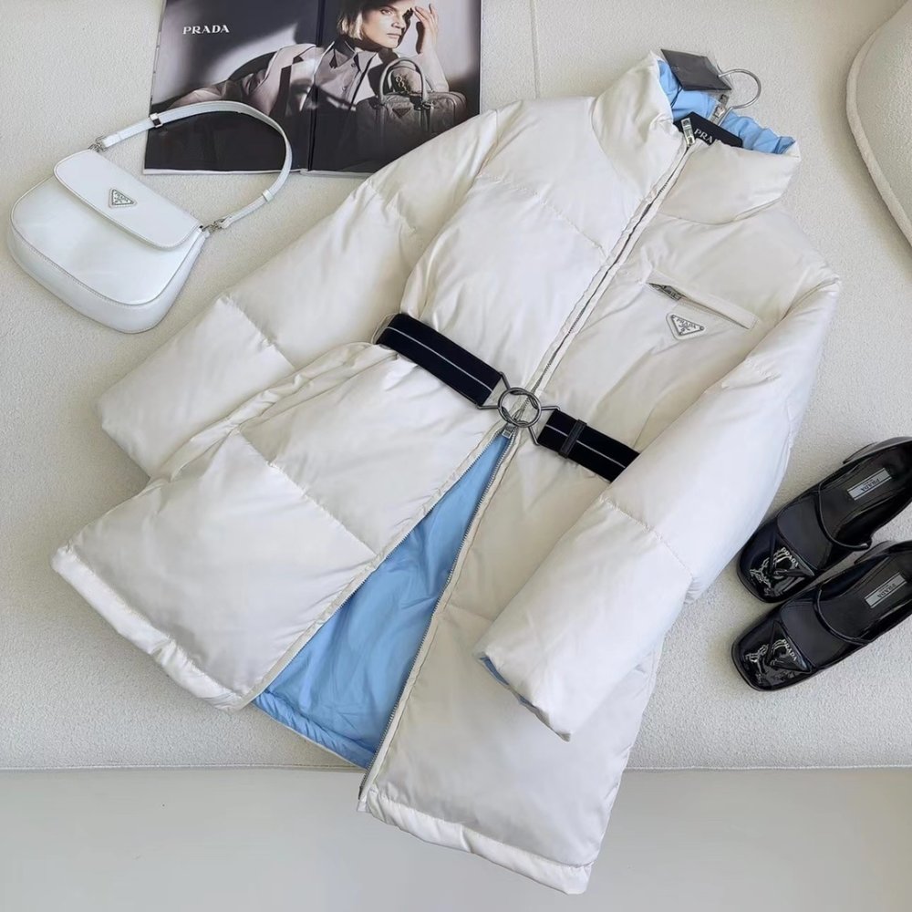 Пуховик средней длины с воротником-стойкой и поясом фото 7