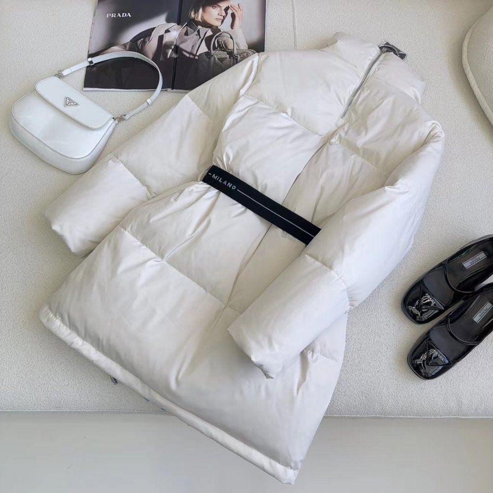 Пуховик средней длины с воротником-стойкой и поясом фото 8