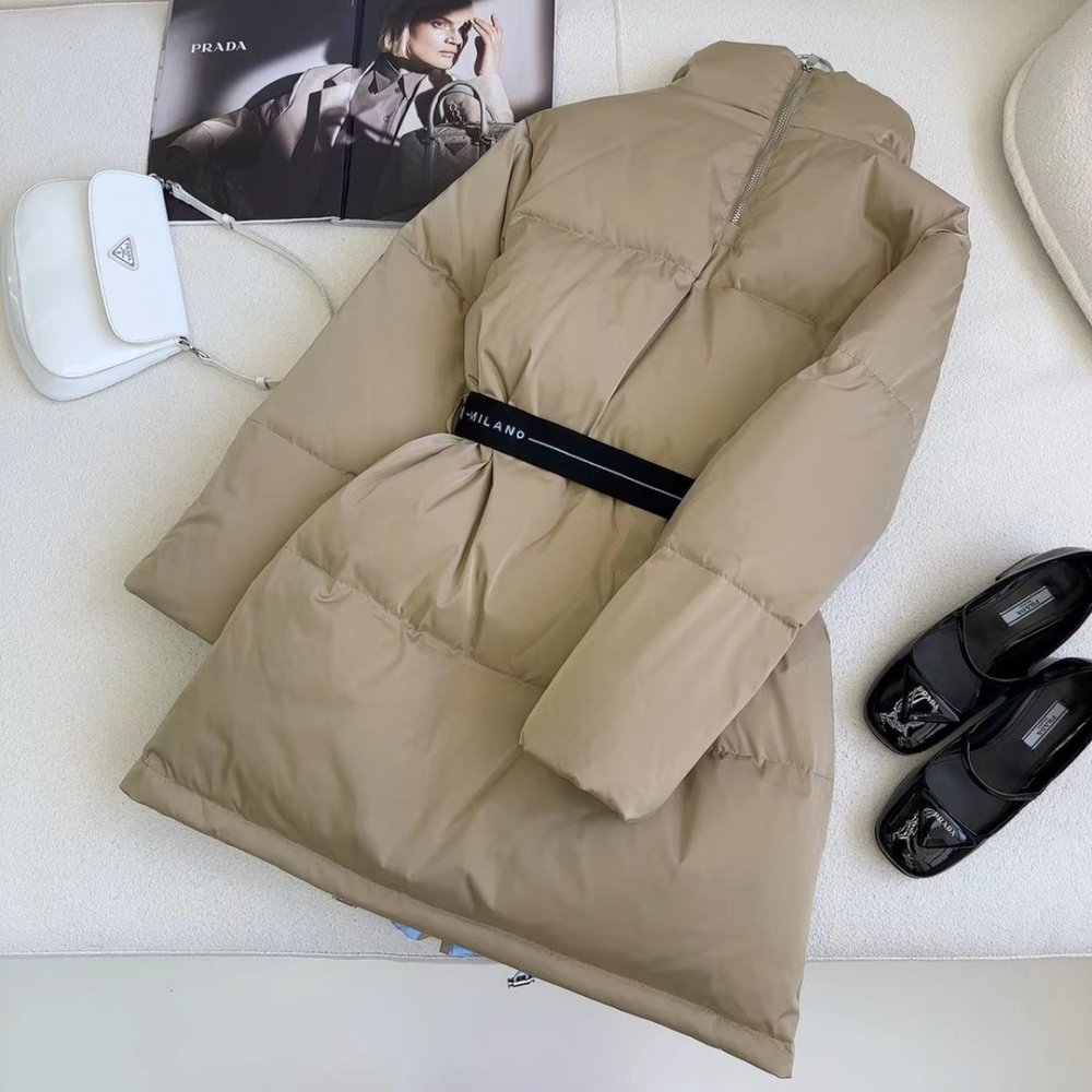 Пуховик средней длины с воротником-стойкой и поясом фото 8