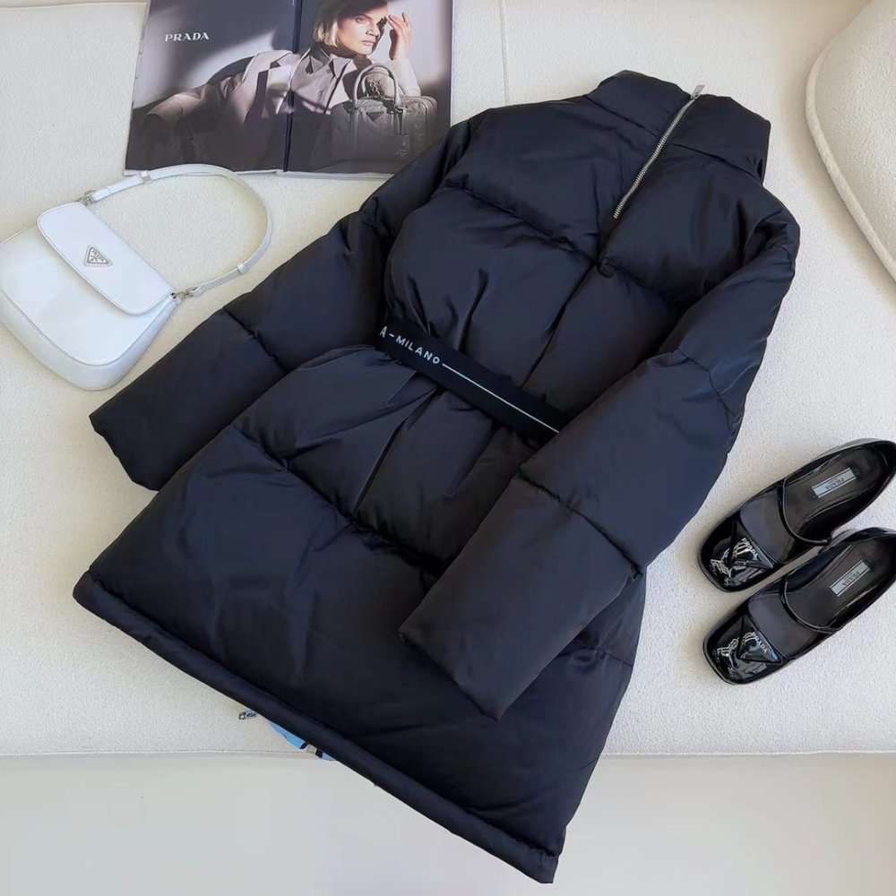 Пуховик средней длины с воротником-стойкой и поясом фото 8