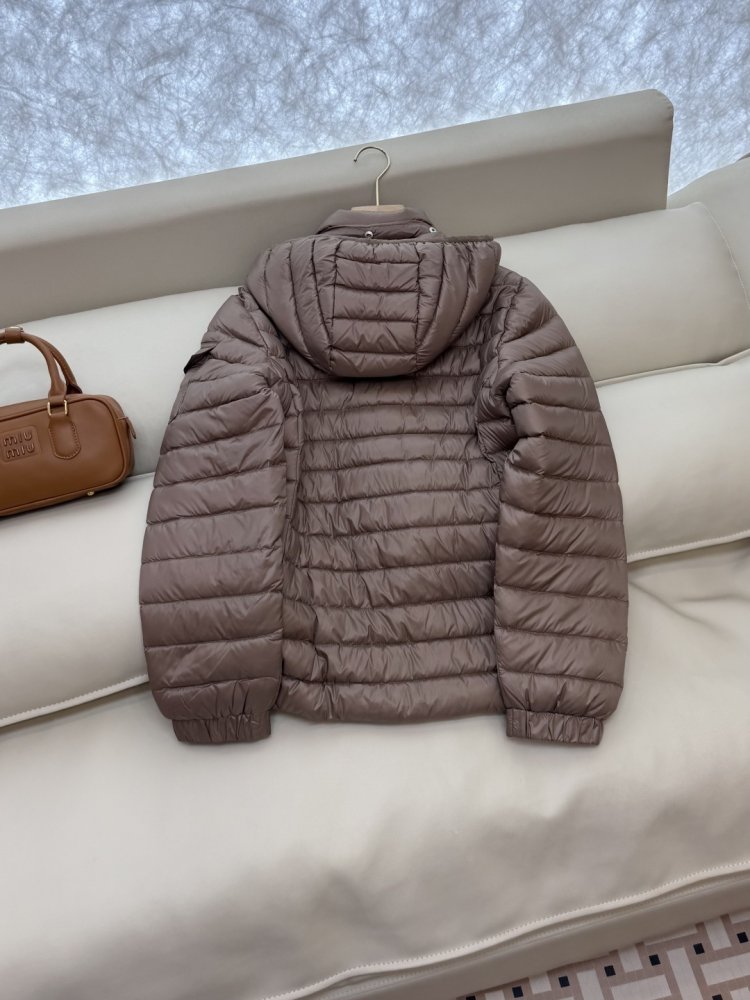 Пуховик женский с капюшоном фото 6