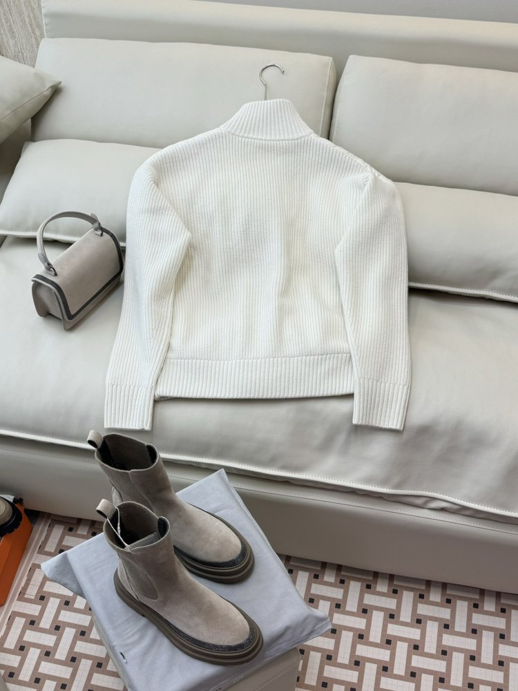 Пуховик женский с кашемировыми рукавами фото 4