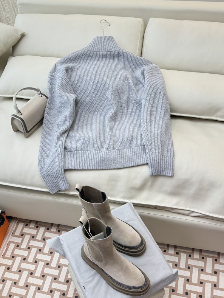 Down jacket female from кашемировыми sleeves фото 4