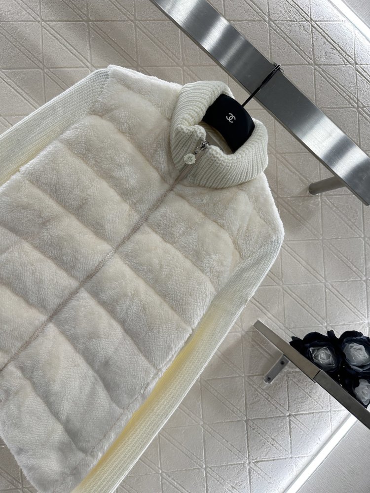 Пуховик женский с шерстяными рукавами фото 3