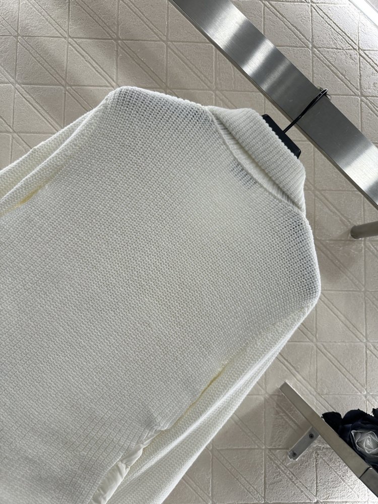 Пуховик женский с шерстяными рукавами фото 4