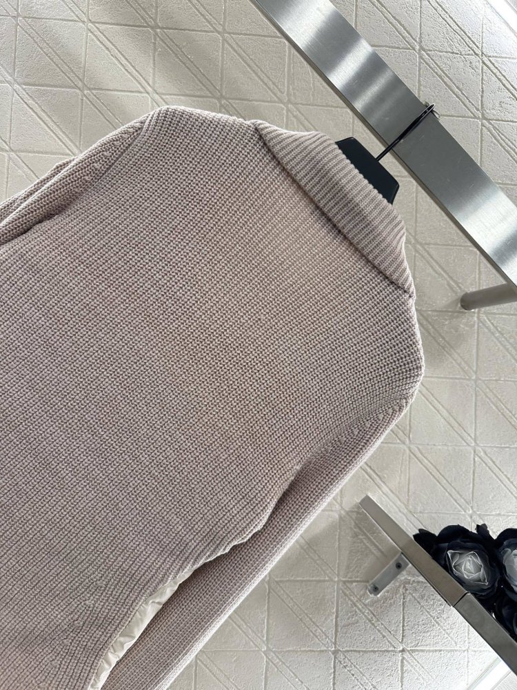 Пуховик женский с шерстяными рукавами фото 4