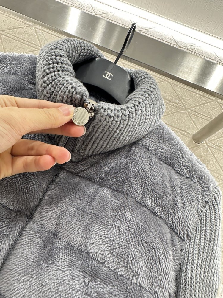 Пуховик женский с шерстяными рукавами фото 6