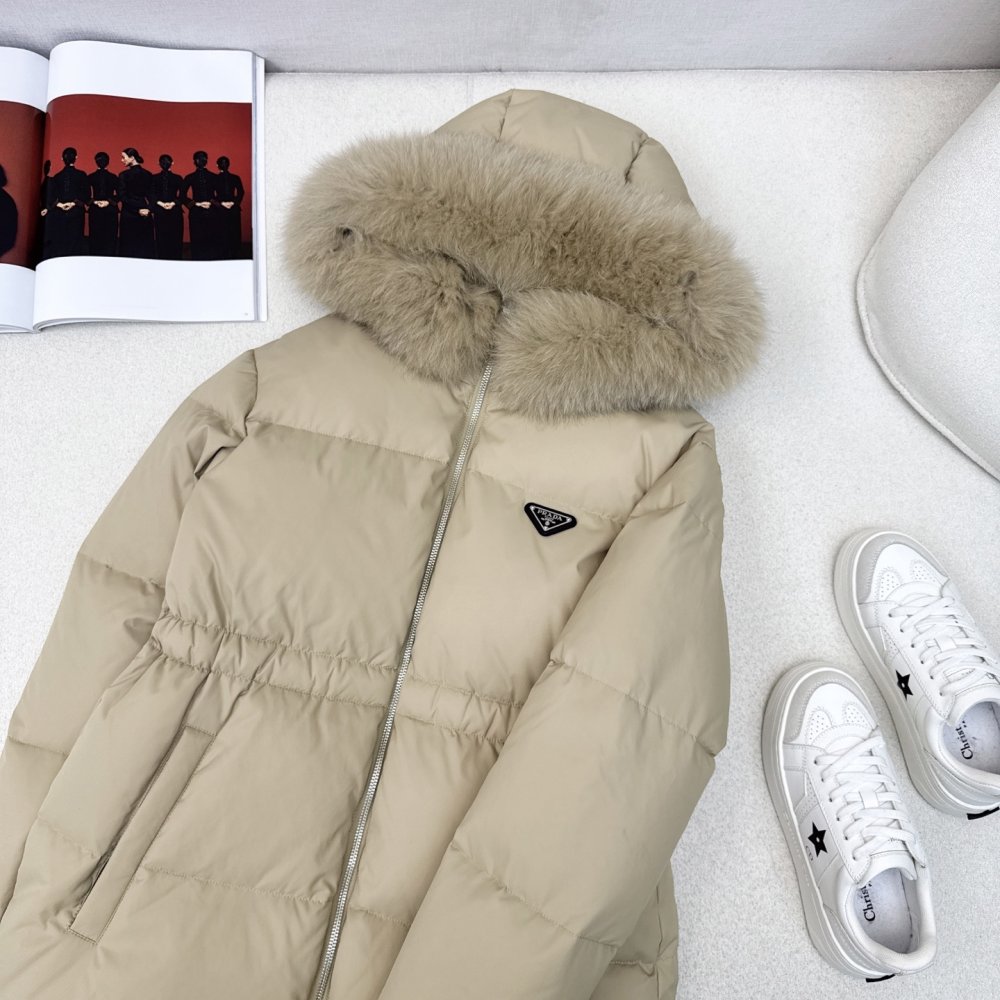 Пуховик женский, воротник капюшона из лисьего меха фото 2