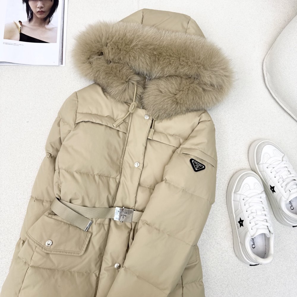 Пуховик женский, воротник капюшона из лисьего меха фото 2