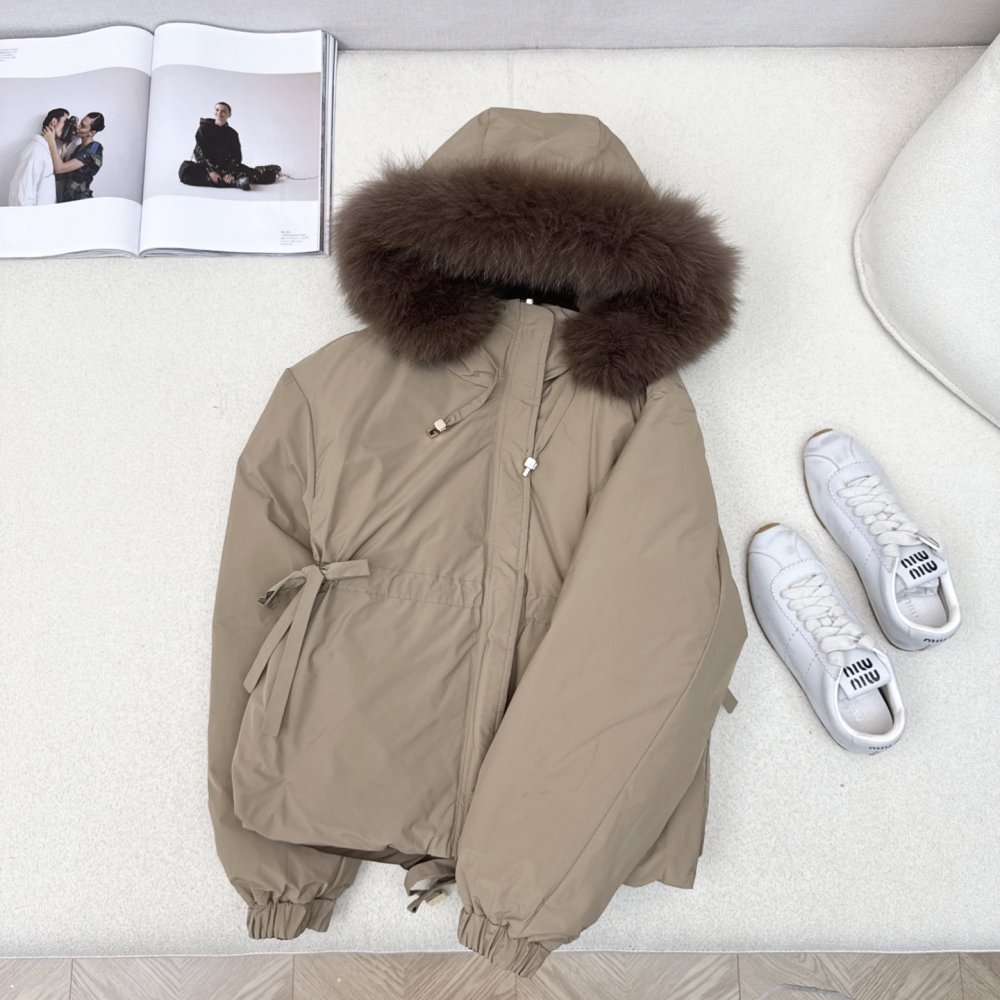 Пуховик женский, воротником из меха енота