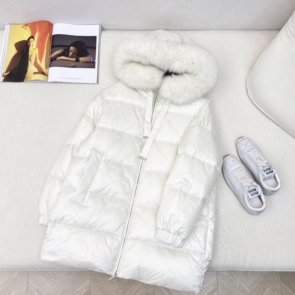 Пуховик жіночий, коміром з хутра єнота