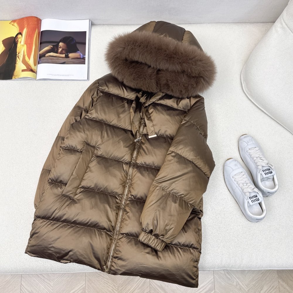 Пуховик жіночий, коміром з хутра єнота