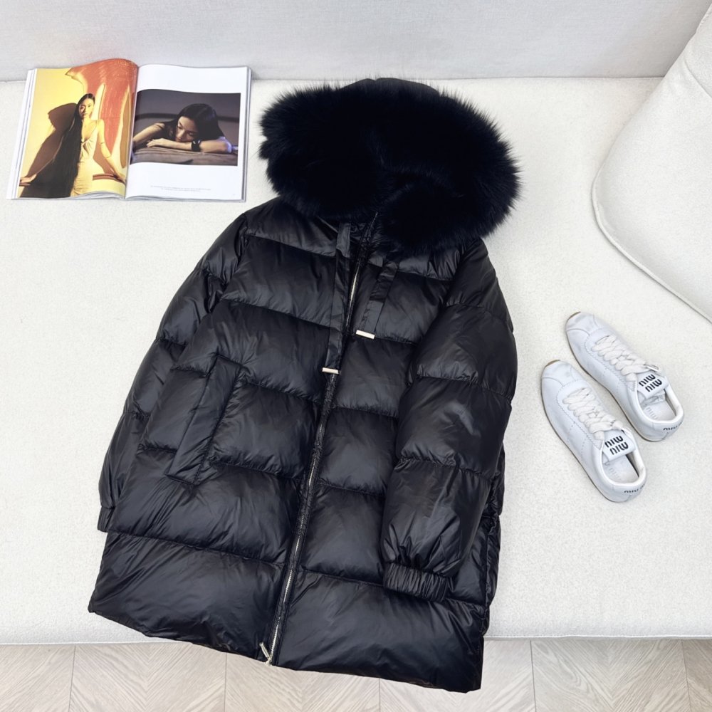 Пуховик жіночий, коміром з хутра єнота