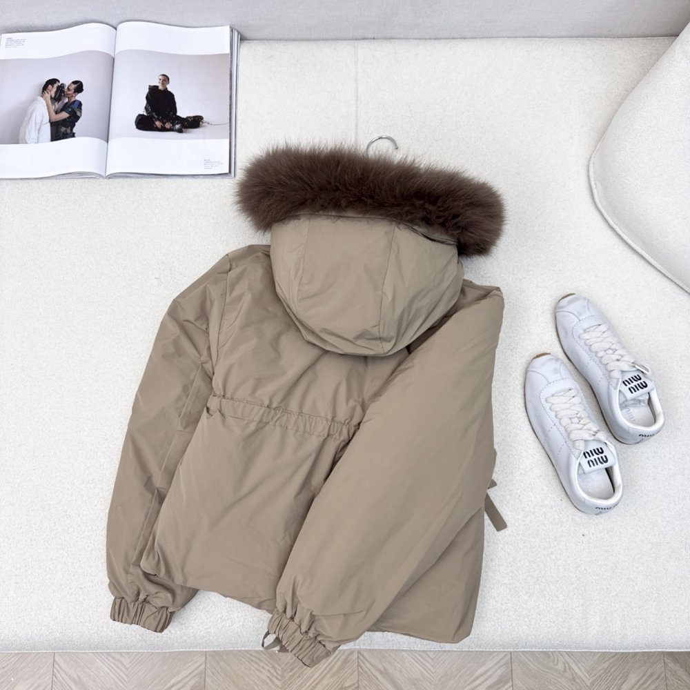 Пуховик женский, воротником из меха енота фото 2