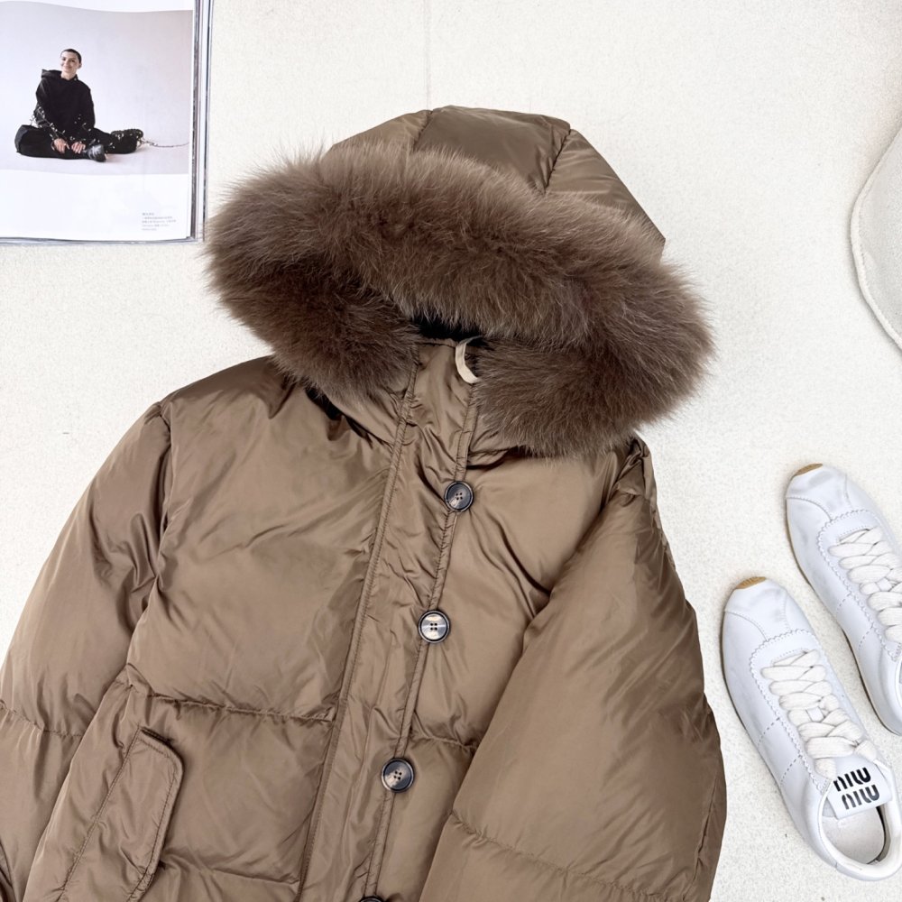 Пуховик женский, воротником из меха енота фото 4