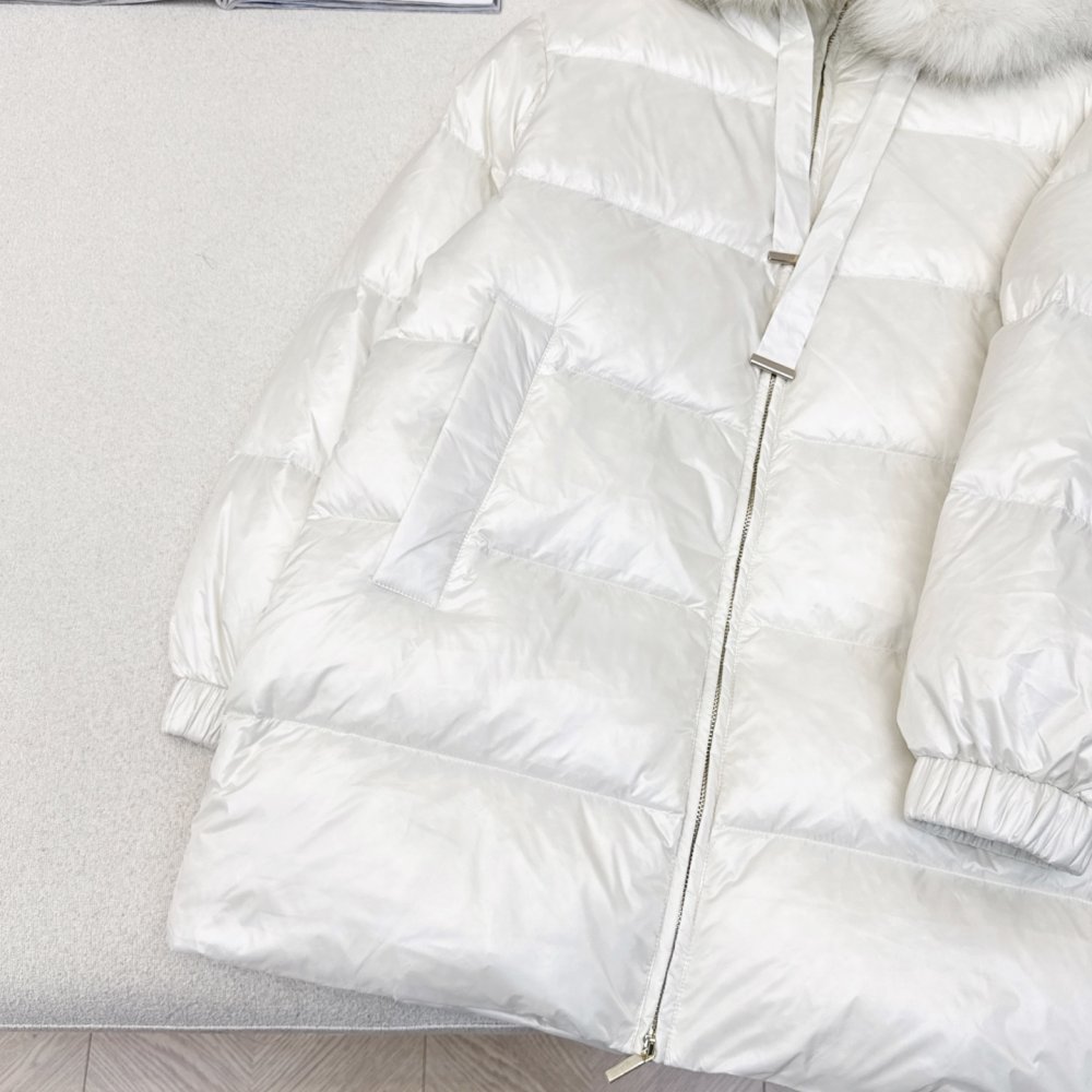 Пуховик жіночий, коміром з хутра єнота фото 4