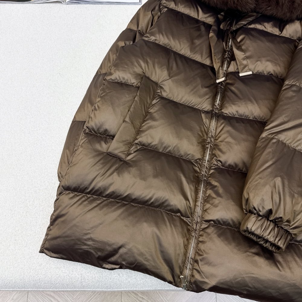 Пуховик жіночий, коміром з хутра єнота фото 4