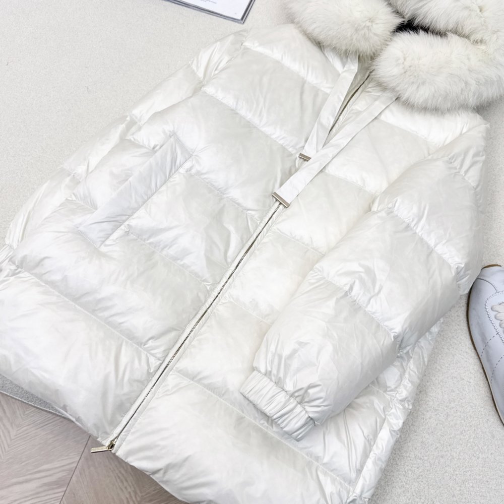 Пуховик жіночий, коміром з хутра єнота фото 5