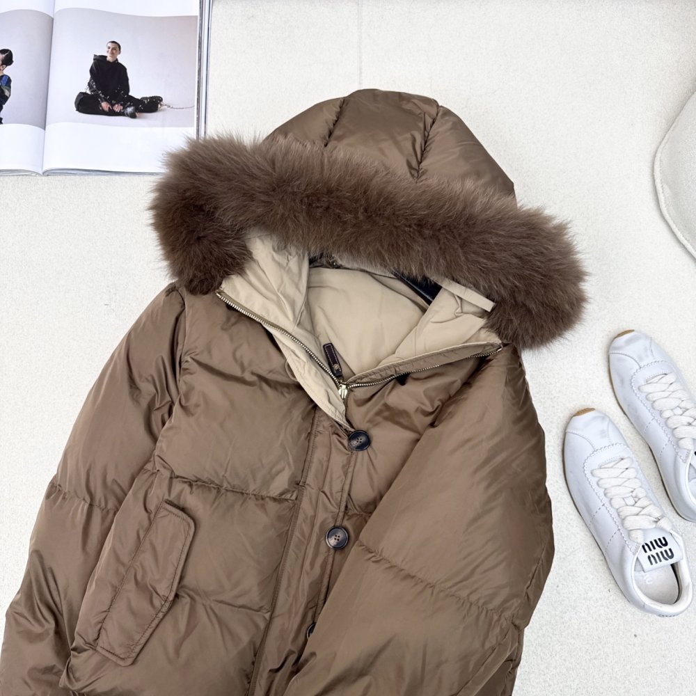 Пуховик женский, воротником из меха енота фото 6