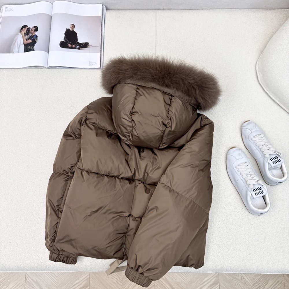 Пуховик женский, воротником из меха енота фото 9