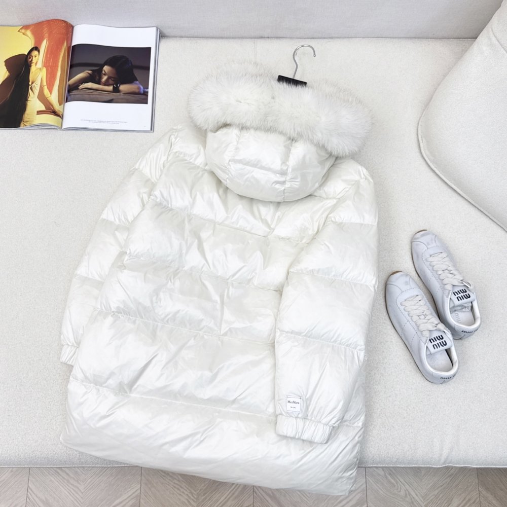 Пуховик жіночий, коміром з хутра єнота фото 9