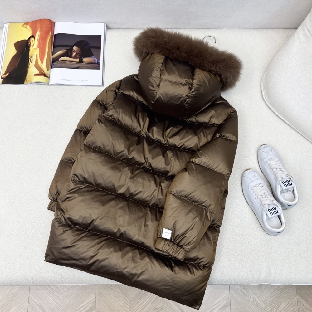 Пуховик жіночий, коміром з хутра єнота фото 9