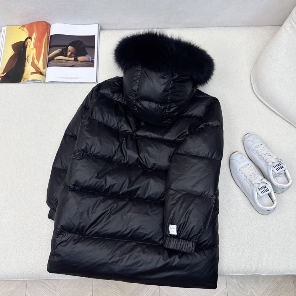 Пуховик жіночий, коміром з хутра єнота фото 9