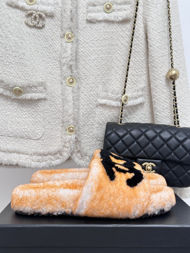 Пушистые меховые тапочки Chanel