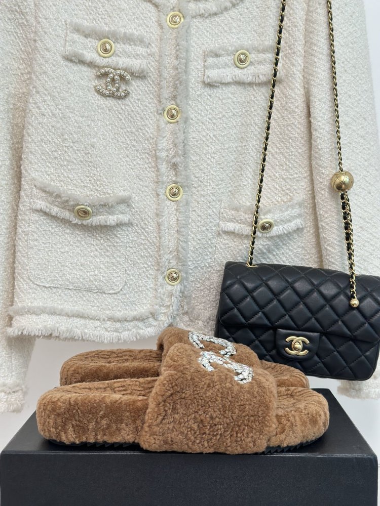 Пушистые меховые тапочки Chanel