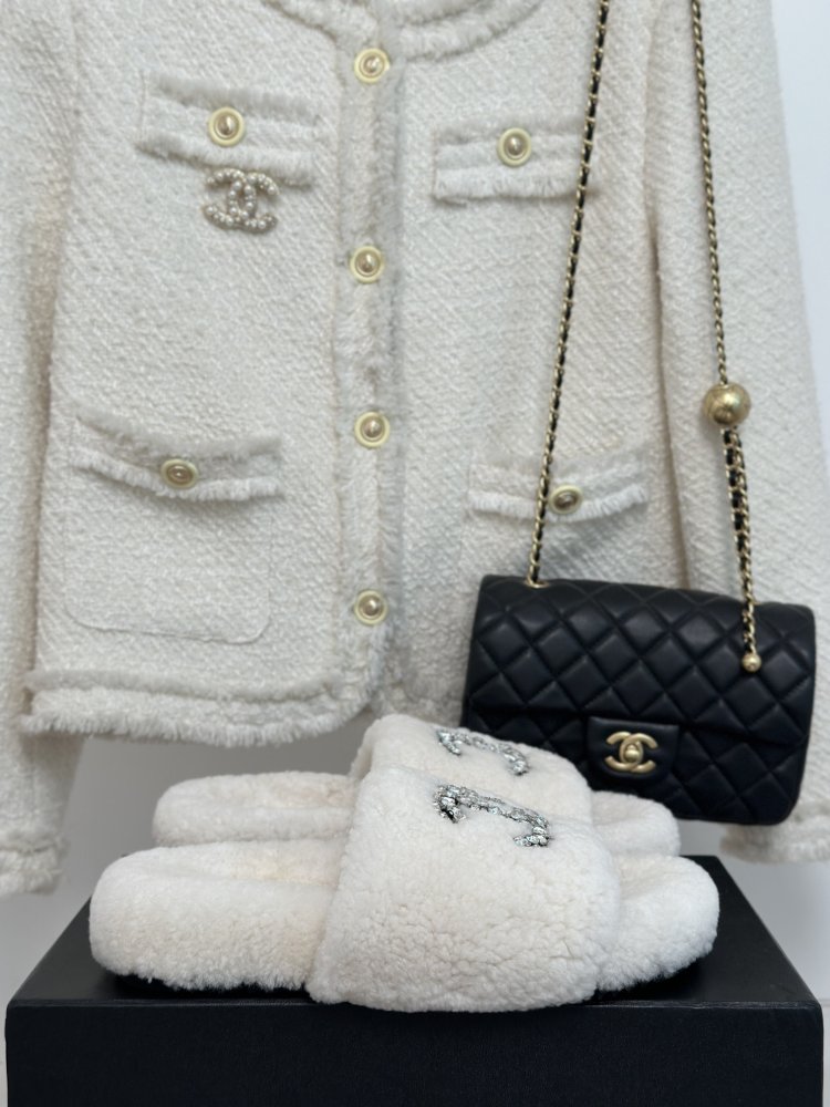 Пухнасті хутряні капці Chanel