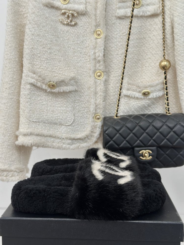 Пушистые меховые тапочки Chanel