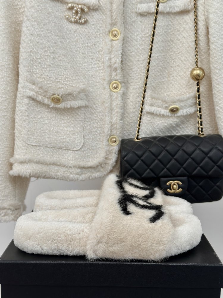 Пушистые меховые тапочки Chanel