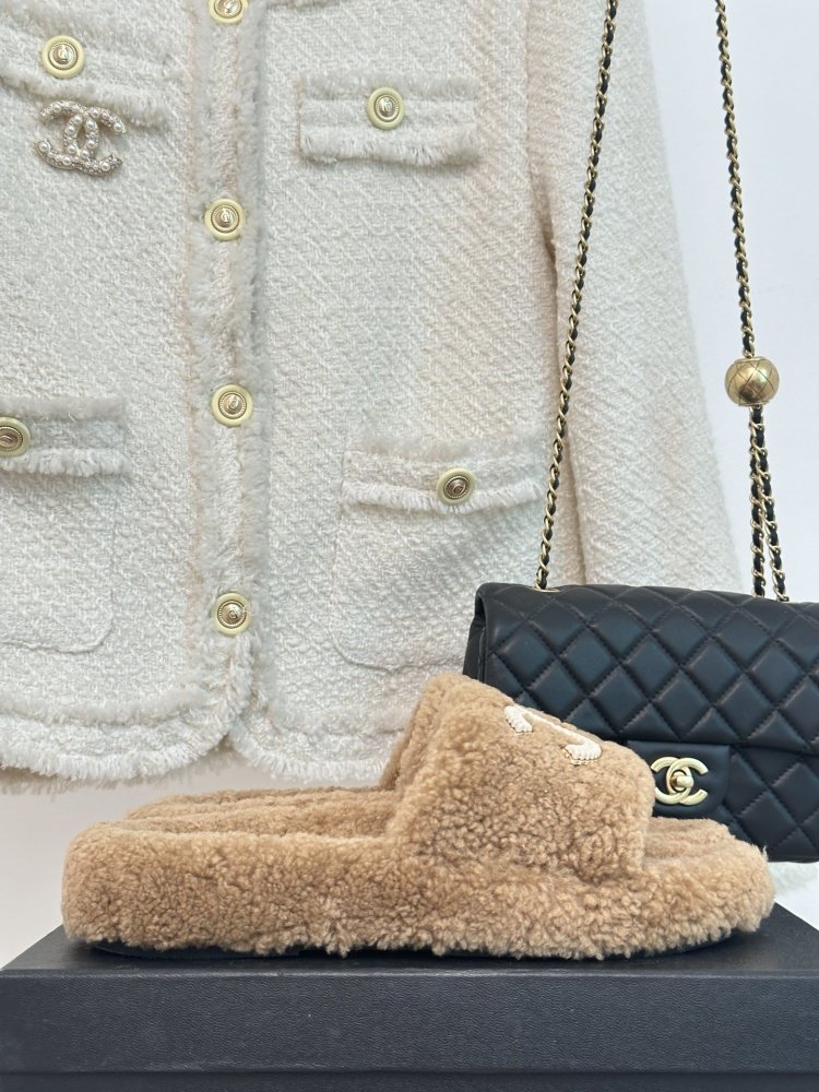 Пушистые меховые тапочки Chanel
