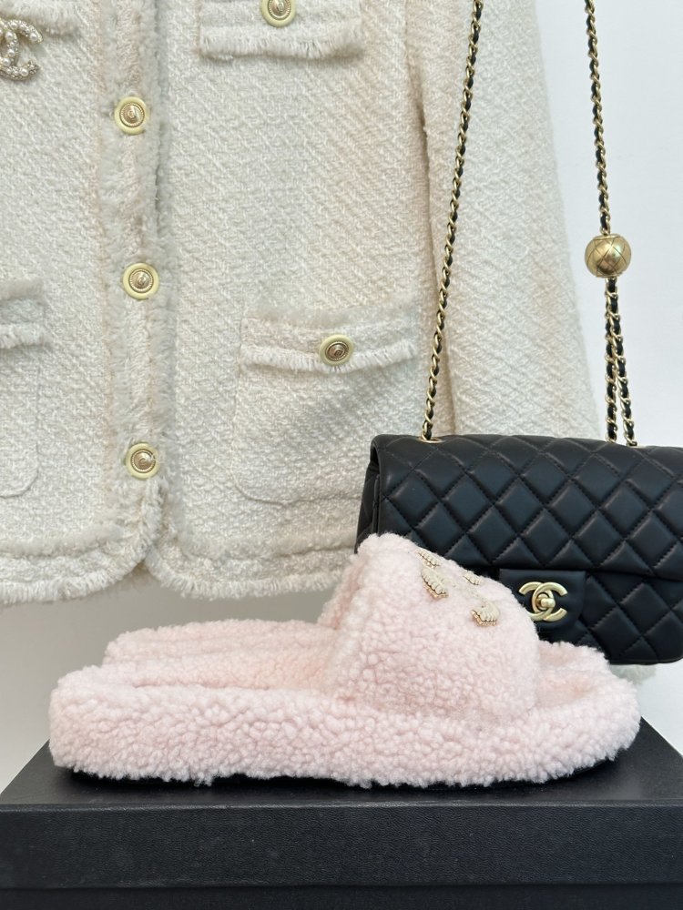 Пушистые меховые тапочки Chanel