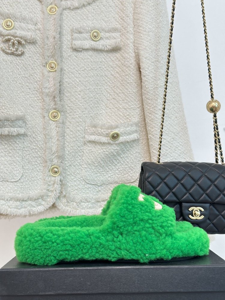 Пухнасті хутряні капці Chanel