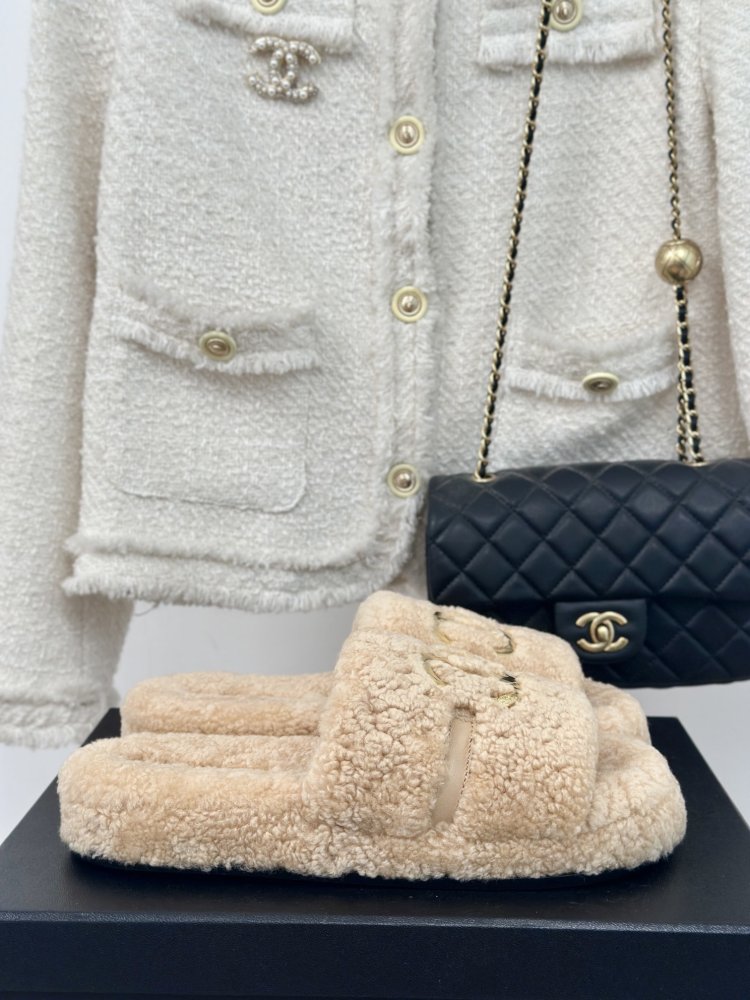 Пушистые меховые тапочки Chanel