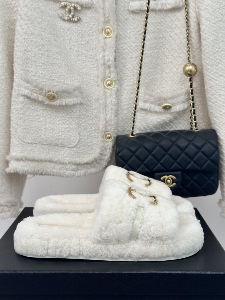 Пушистые меховые тапочки Chanel