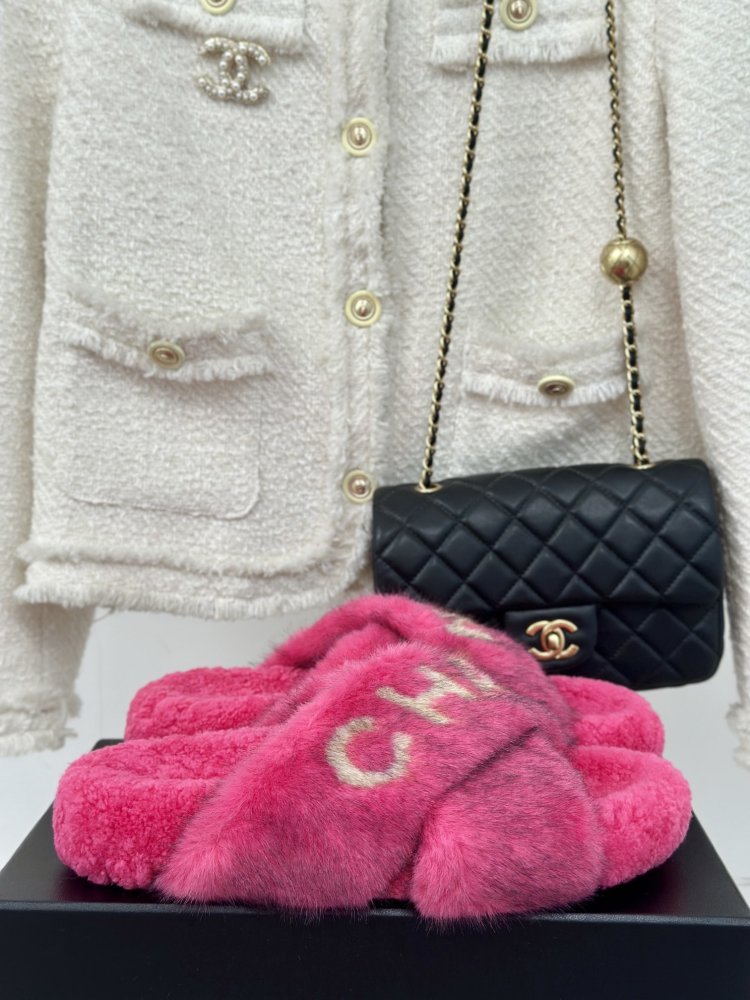 Пушистые меховые тапочки Chanel