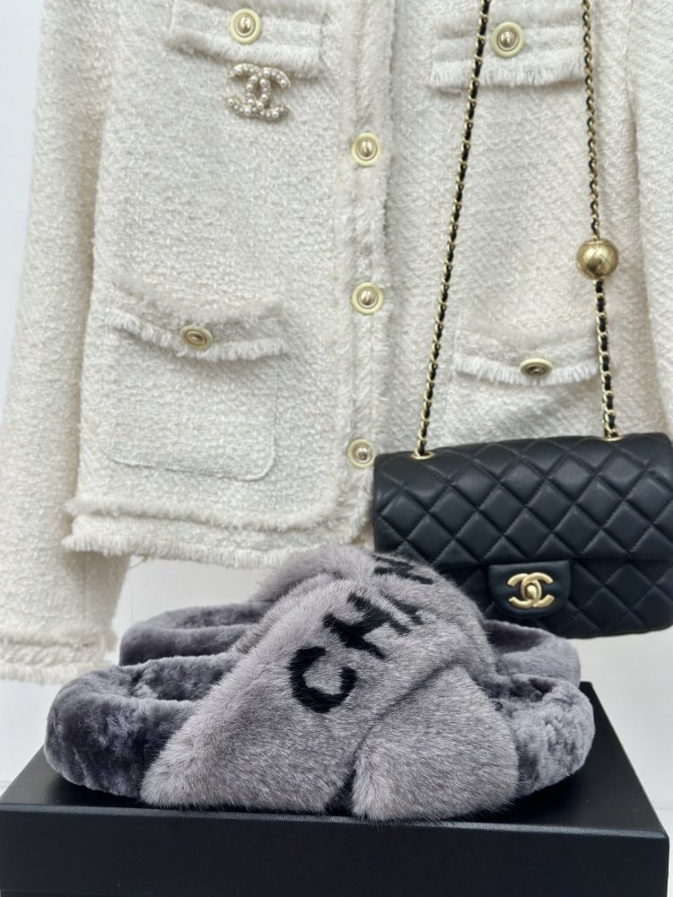 Пушистые меховые тапочки Chanel